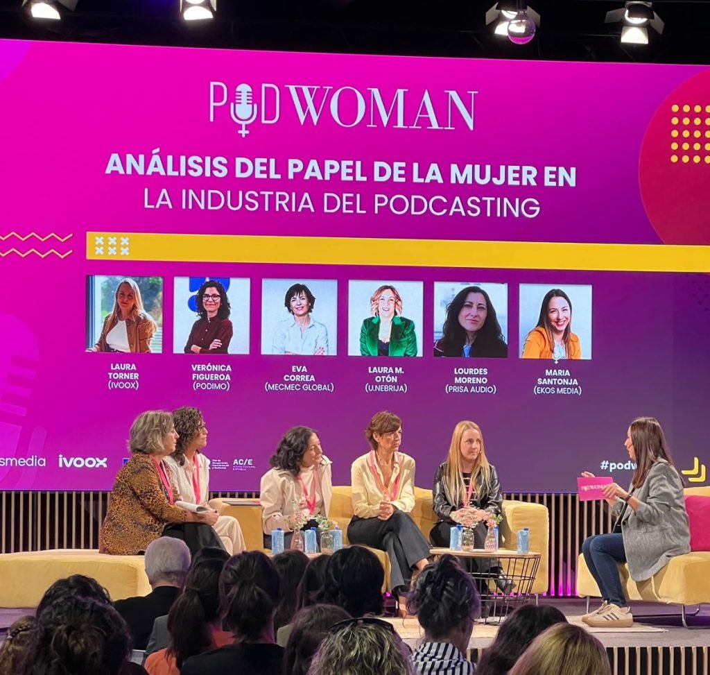 Debate abierto sobre el futuro del podcasting y la igualdad de voces Ponentes debatiendo sobre el futuro del podcasting español en PodWoman 2025