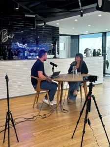Vista del set con varios participantes conversando durante la grabación del podcast “Hacemos Cocina”.
