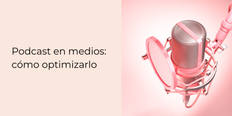 Imagen de un micrófono de podcast profesional junto al título ‘Podcast en medios: cómo optimizarlo’.