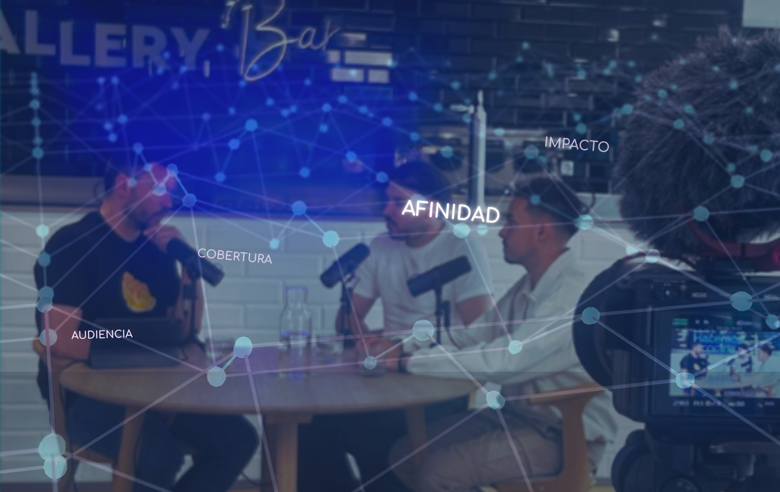 Grabación de podcast con overlay de datos digitales representando la medición y activación de audio como canal publicitario